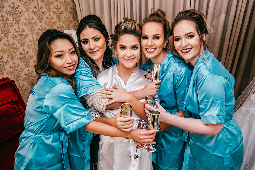 Momento do brinde da noiva durante o making of de casamento