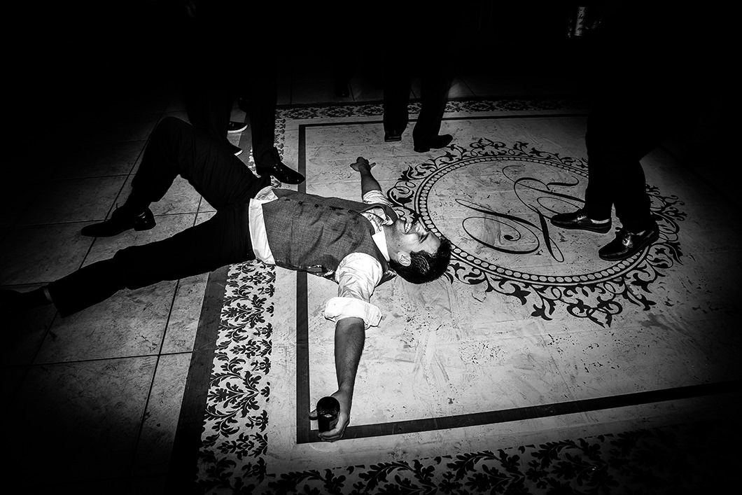 Foto de final de festa noivo desmaiado no chao 