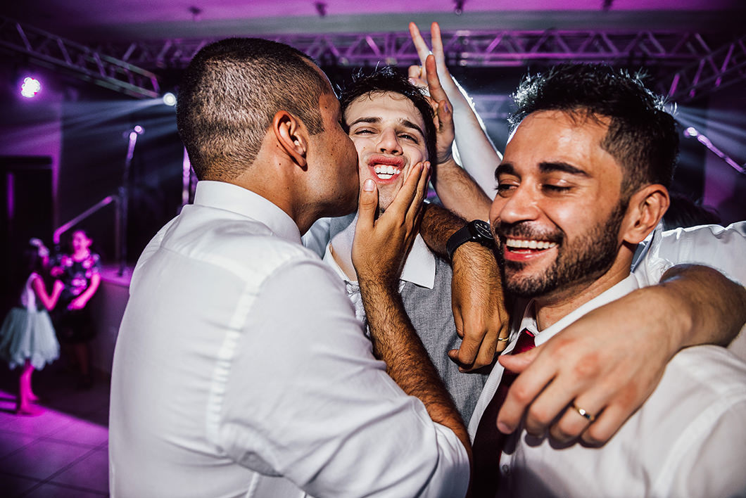Foto do noivo zuando com os amigos na balada de casamento 