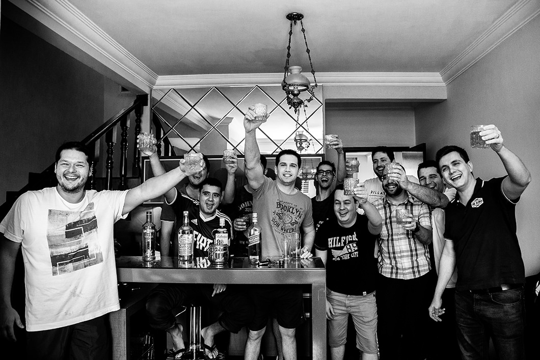 Amigos do noivo festando no making of 