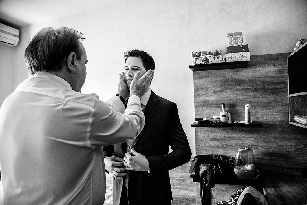 fotos de making of do noivo junto com o pai 