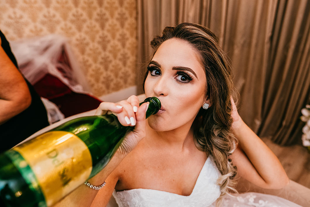 Foto divertida da noiva durante making of em salao de beleza 