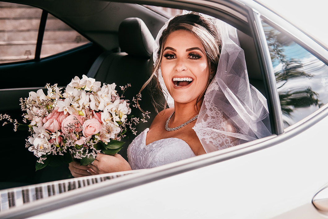 Foto da noiva pronta aguardando para entrar na igreja 