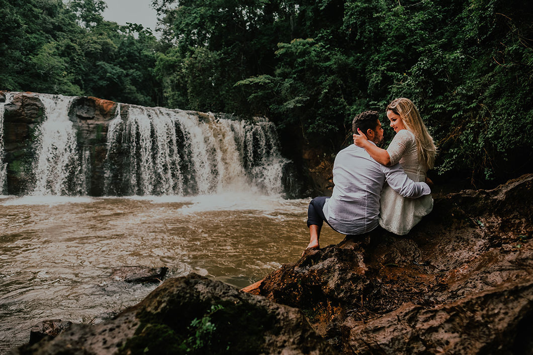 Fotografando casal com fotos na natureza na Região de Maringá-PR