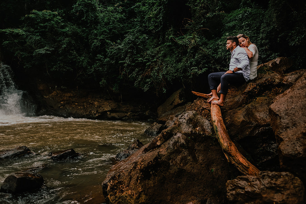 Fotografia de casais feita em cachoeira com pedras 