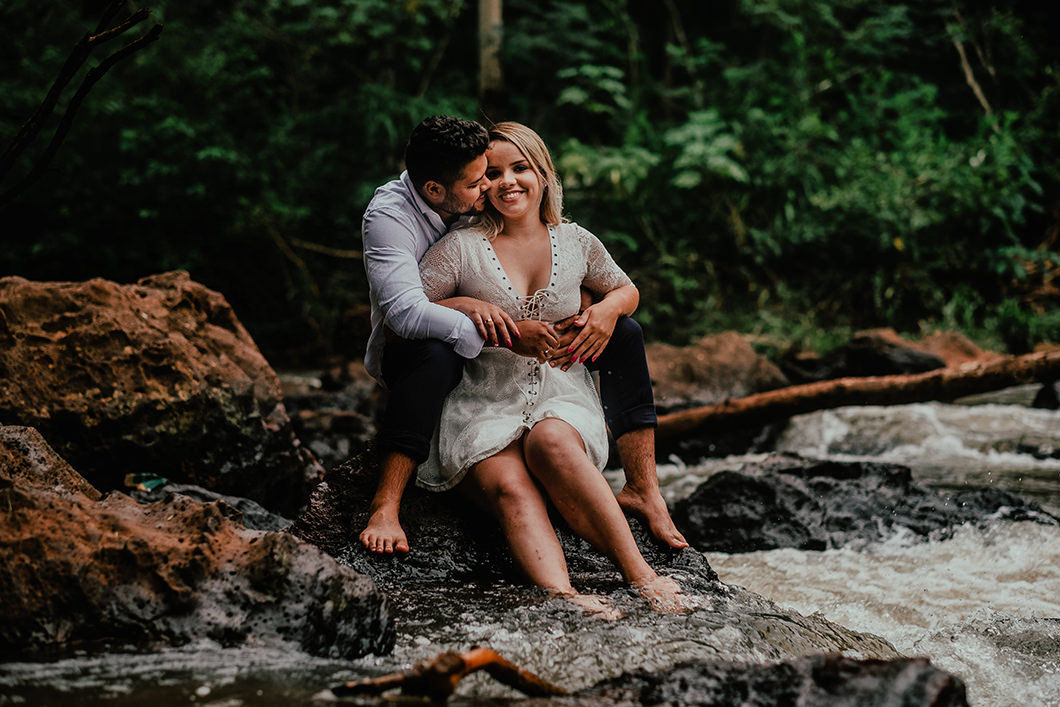 Fotos romanicas para o casamento com o casal namorando durante o ensaio 