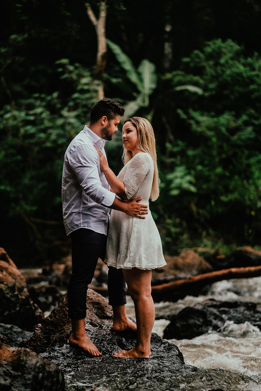 Foto de casal namorando durante sessão fotografica