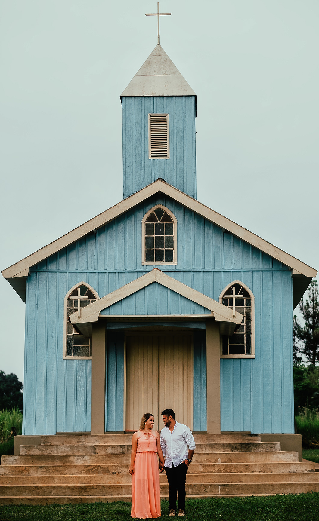 Fotografia de casais em igreja antiga no Paraná 