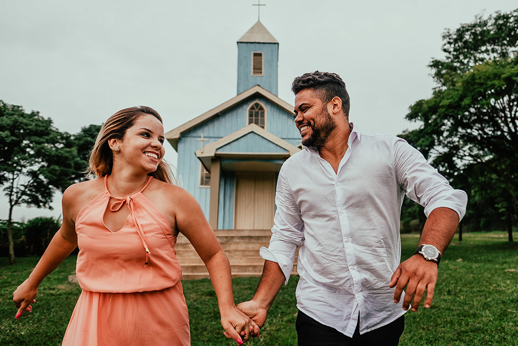 Foto de casal se divertindo em sessão de fotos para casamento 