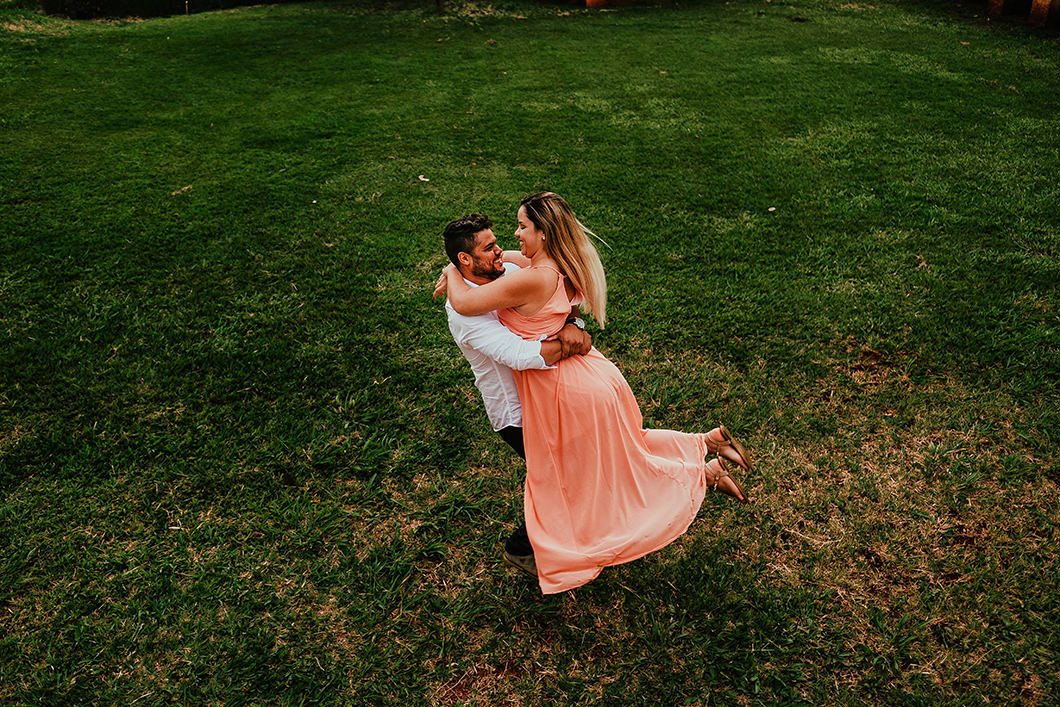 Foto espontânea de Casal durante sessão de fotos para o casamento 