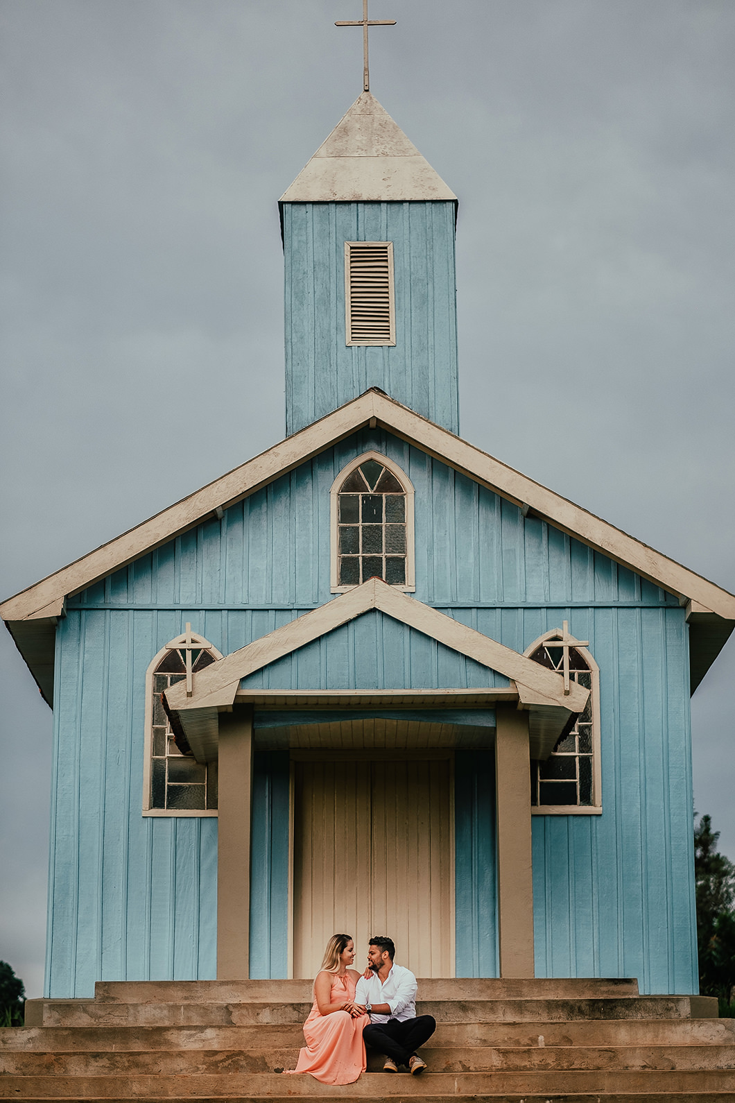 Foto de casal em igreja azul em Arapongas-PR