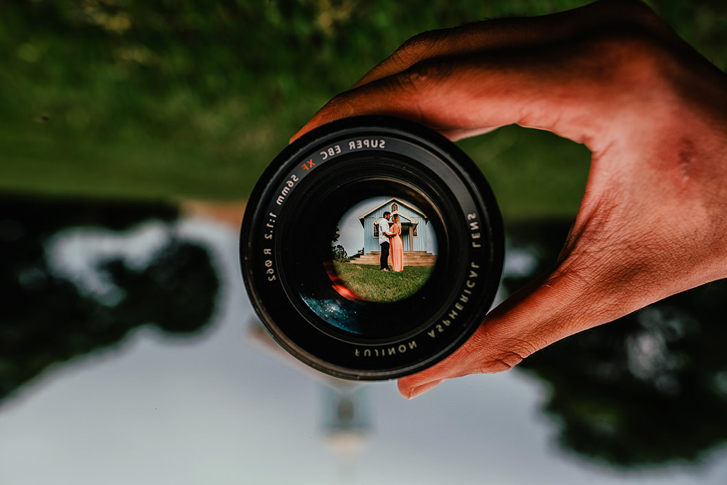 Foto diferente de casal feita durante pré wedding 