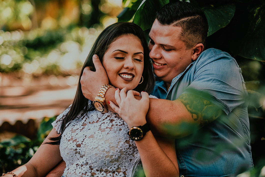 Fotos romanticas de casal para sessao de fotos antes do casamento em Paraná