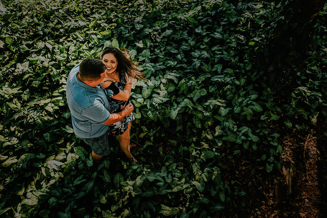 pré wedding com fotos de movimento feitas na mata em Santo Inácio-PR