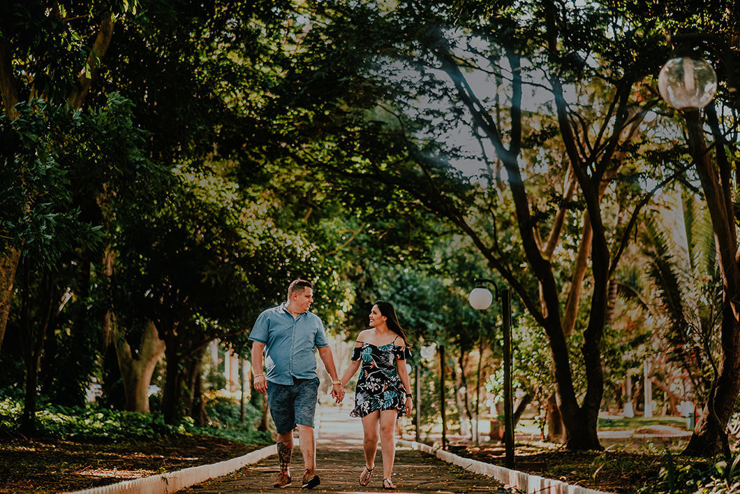 ensaio de casal feito em parque com natureza foto casal caminhando 