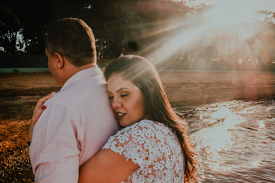 ensaio de casal foto romantica do casal com raios de sol 