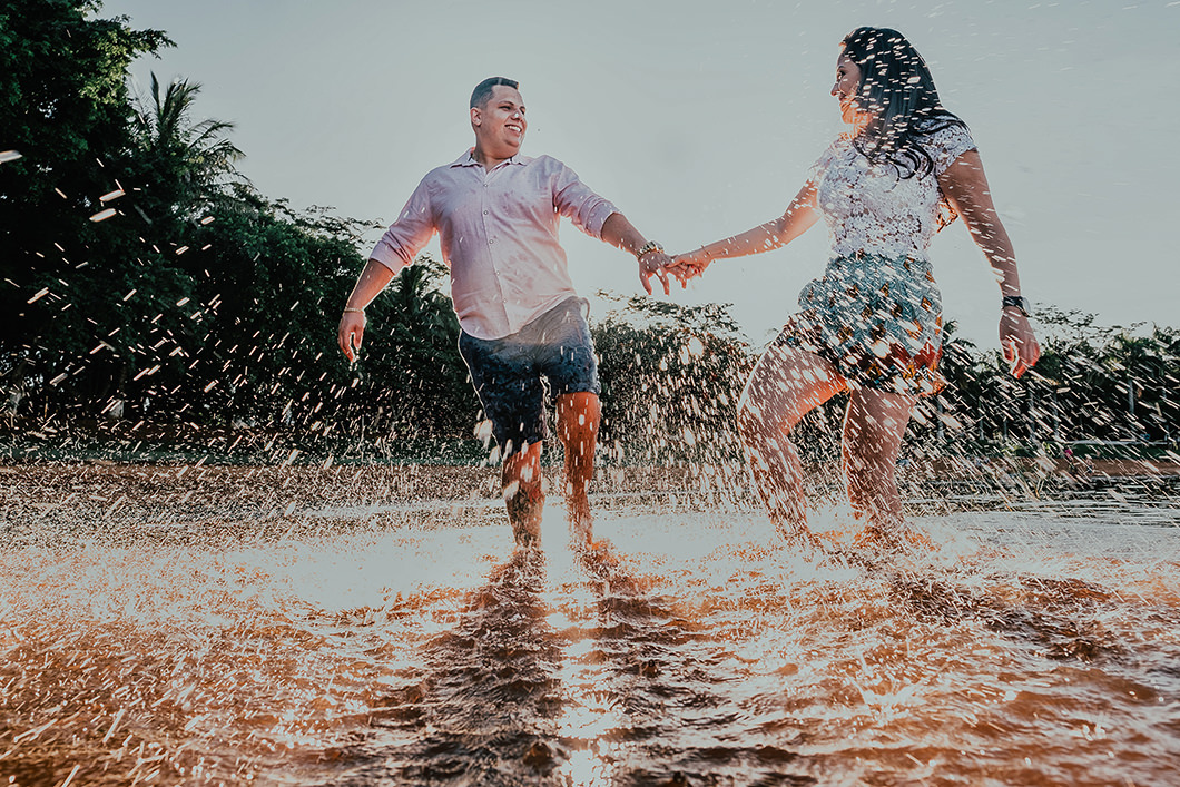 pré wedding com fotos espontaneas do casal brincando na água do rion PAranapanema 