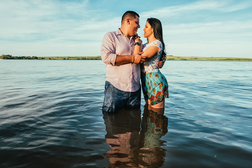 pré wedding no rio Paranapanema foto do casal com reflexo na água de Rickardo Andrade