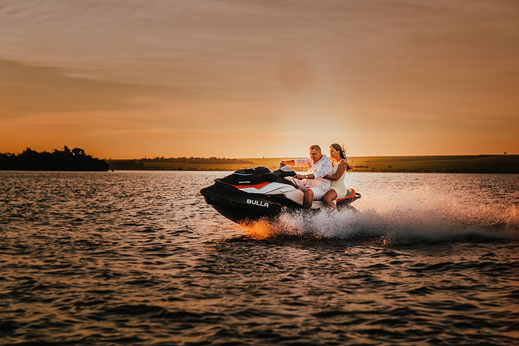 Foto divertida de Casal  Andando de Jet Ski fotografo de casamento de Maringá-PR  Rickardo Andrade