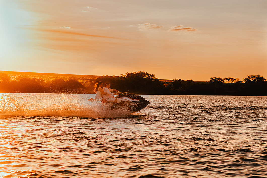 pré wedding de Rickardo Andrade com foto de jet ski no por do Sol Paranapanema 