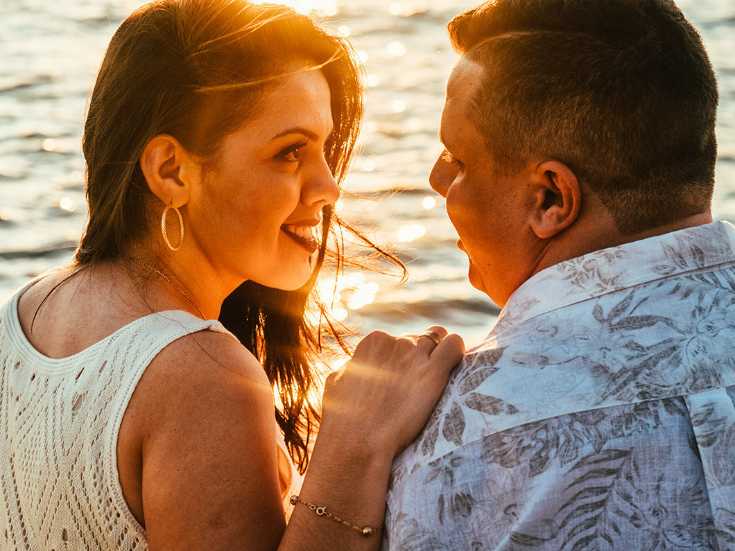 ensaio de casal em Santo Inácio-PR no final da tarde com luz dourada do Sol