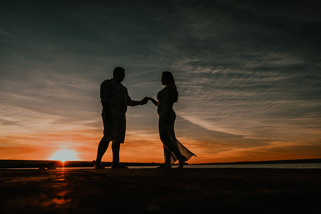 ensaio de casal de fotografo de casamento Rickardo Andrade com por do sol 
