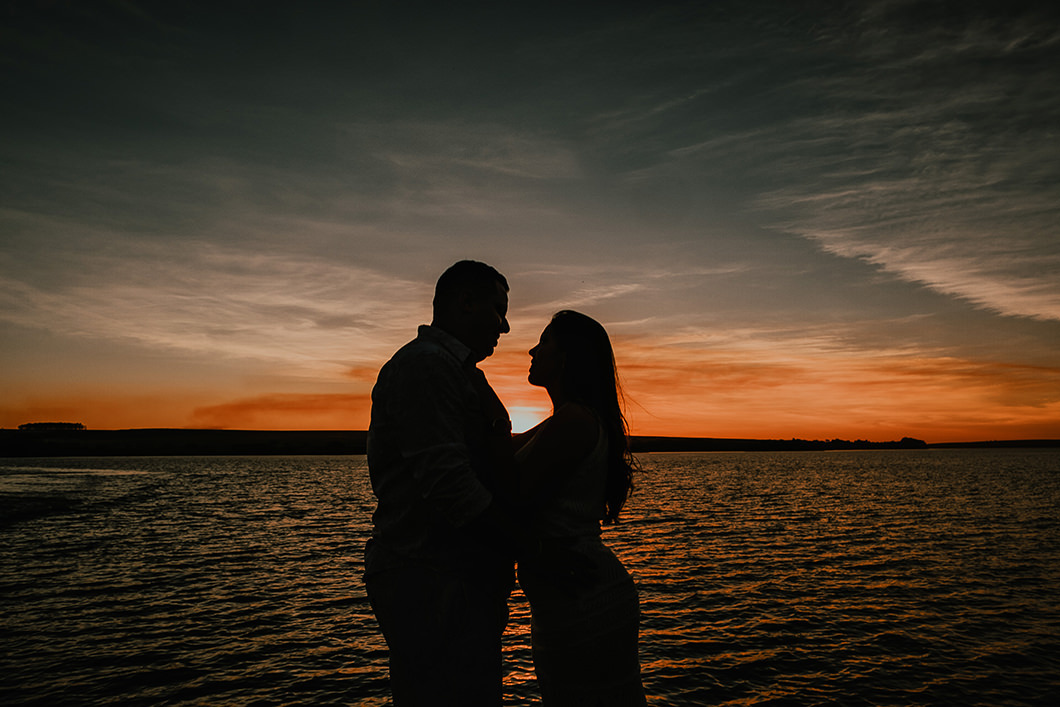 Foto de casal com Por do Sol maravilhoso na beira do rio Paranapanema 