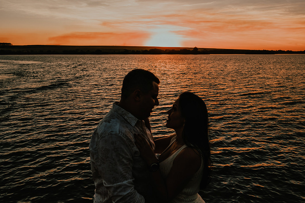 pré wedding de Rickardo Andrade foto do casal no por do sol 