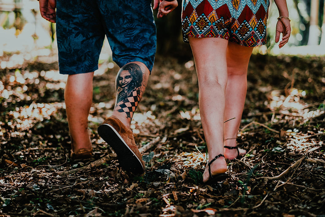 ensaio de casal  com fotos diferentes feitas na natureza em Santo Inácio-PR