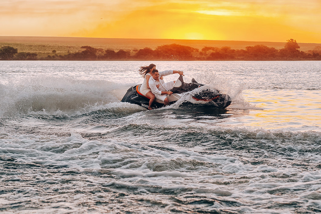 ensaio de casal de Rickardo Andrade com fotos diferente no Rio Paranapanema 