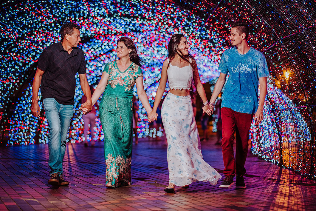 foto divertida de família no tunel de luzes de Maringá