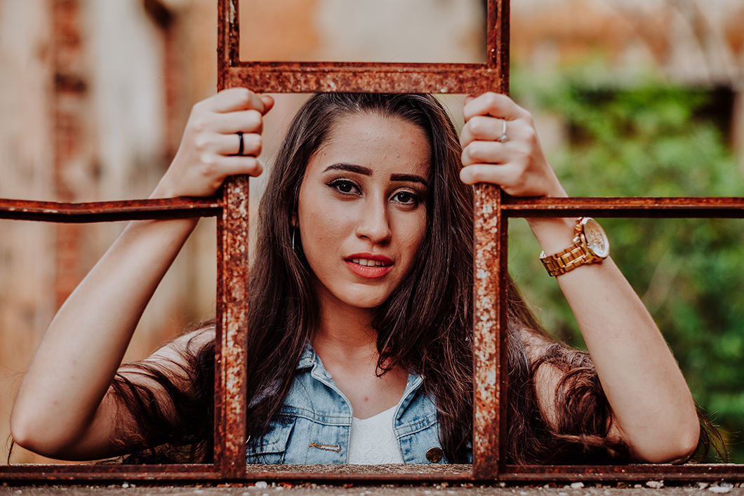 ensaio feminino feito em ruinas de estação de trem em Aguá Boa-PR