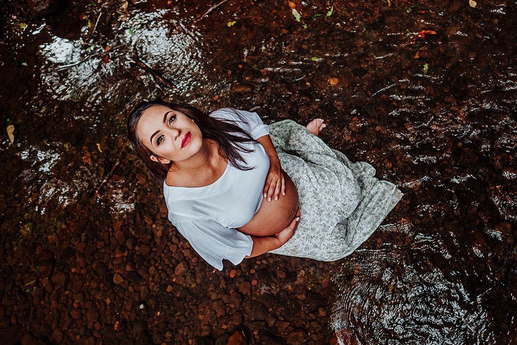 ensaio de gestante foto linda da gravida se molhando na água