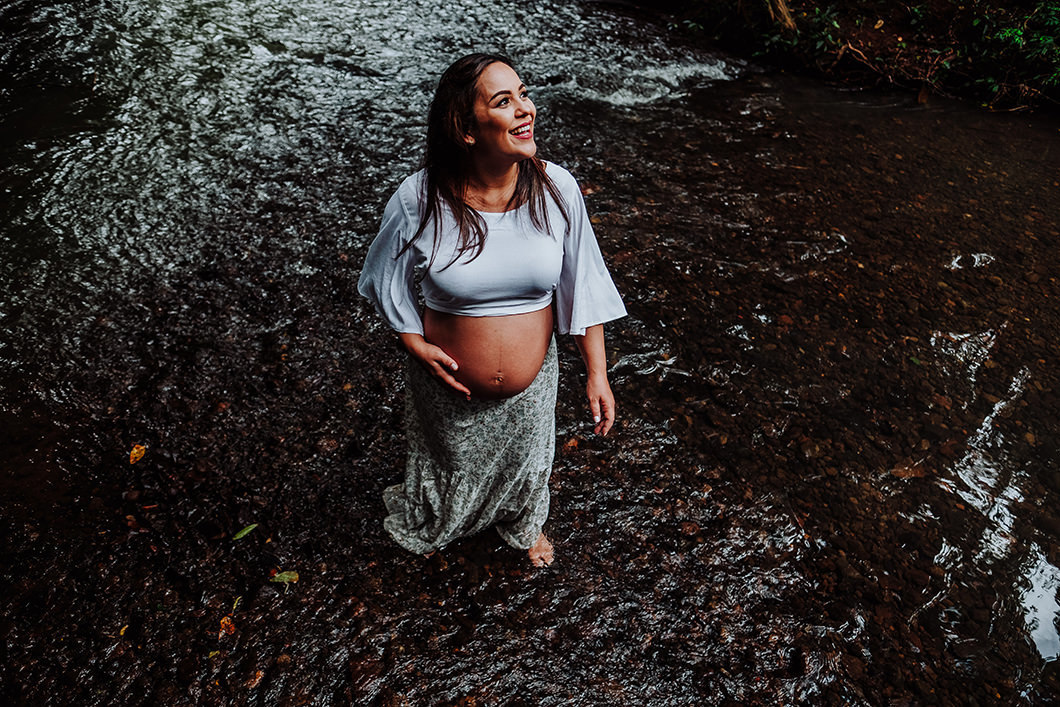 book de gravida fotos espontâneas em uma cachoeira 