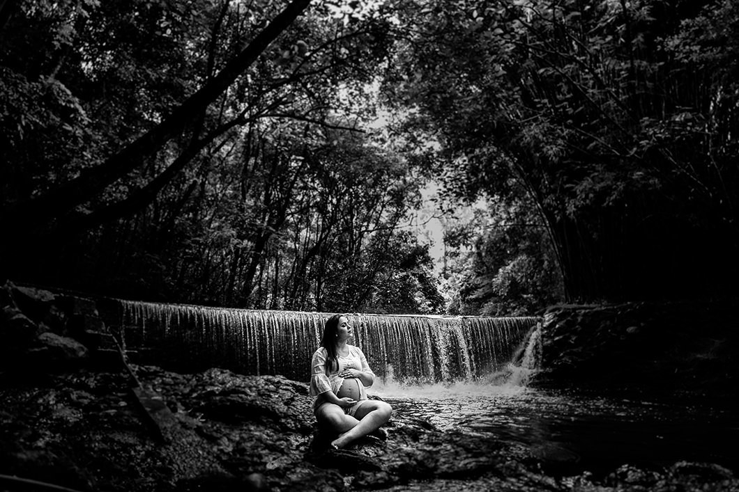 ensaio de gestante fotos lindas feita em uma cachoeira de Mandaguari-PR