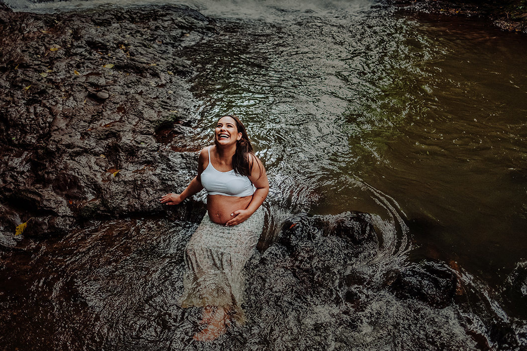 ensaio de gestante foto linda com a gravida na água