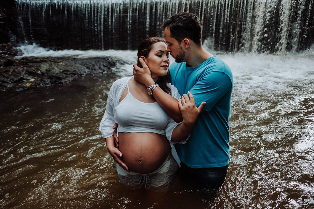 ensaio de gestante  fotografia com o pai 