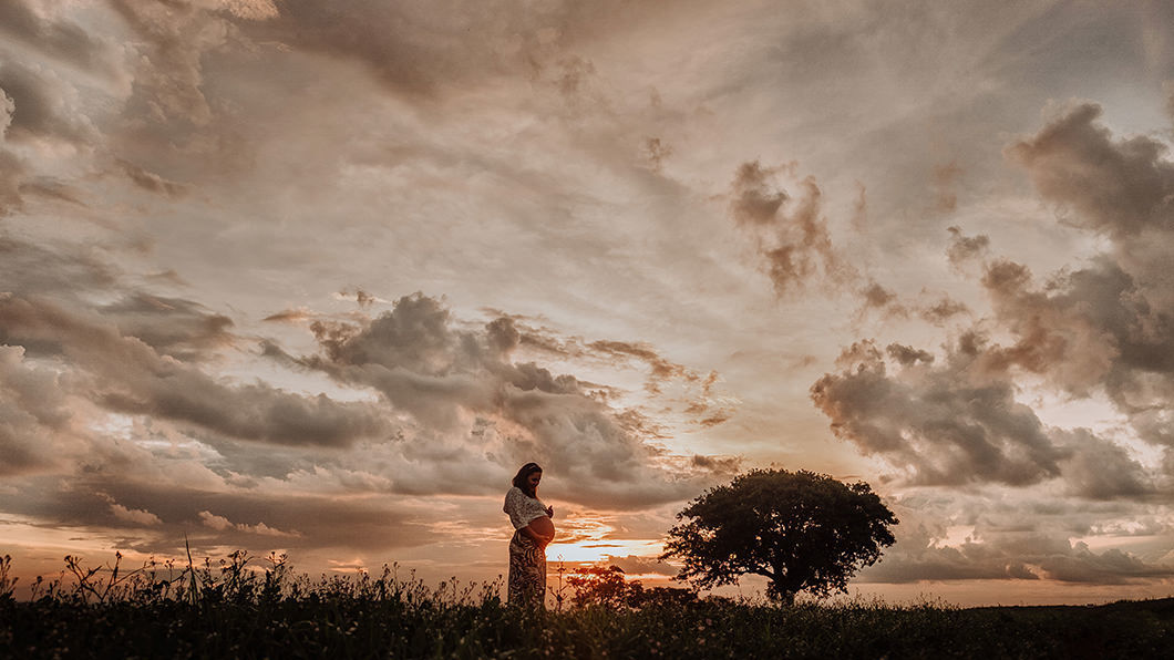 fotografia de gestante com fotos na natureza e em plantação 