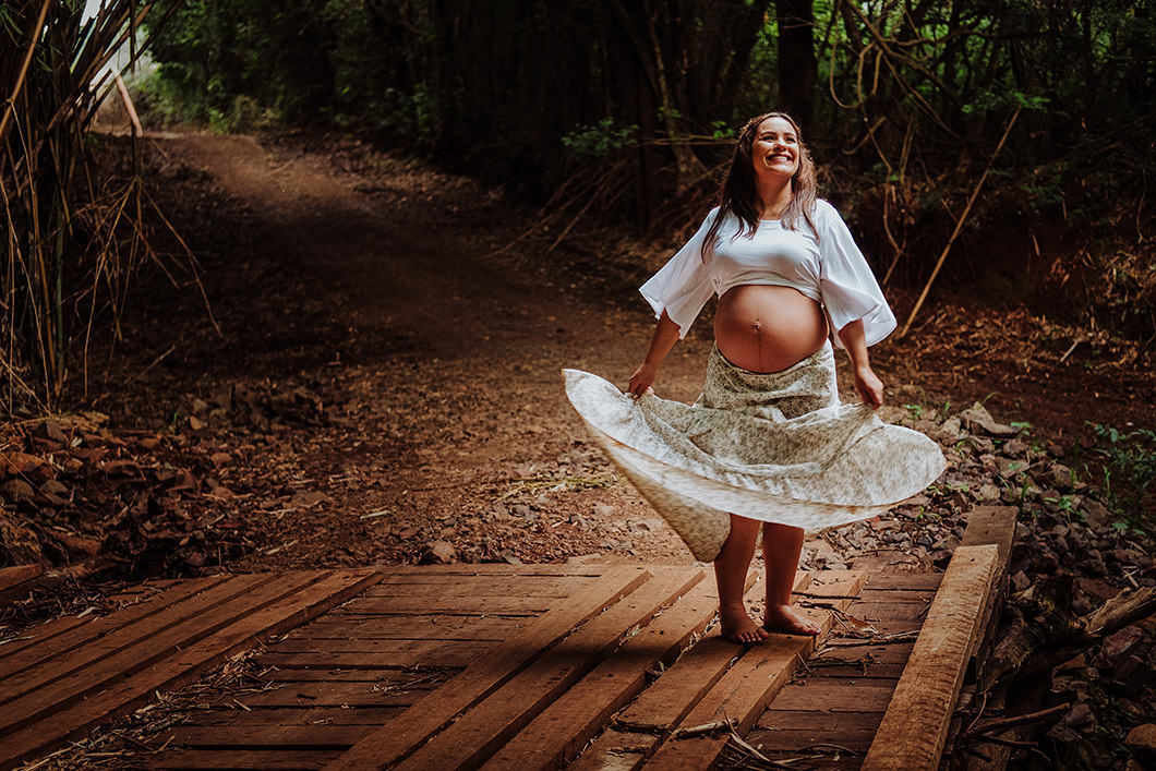 ensaio de gestante foto da gestante se divertindo em book de gestante