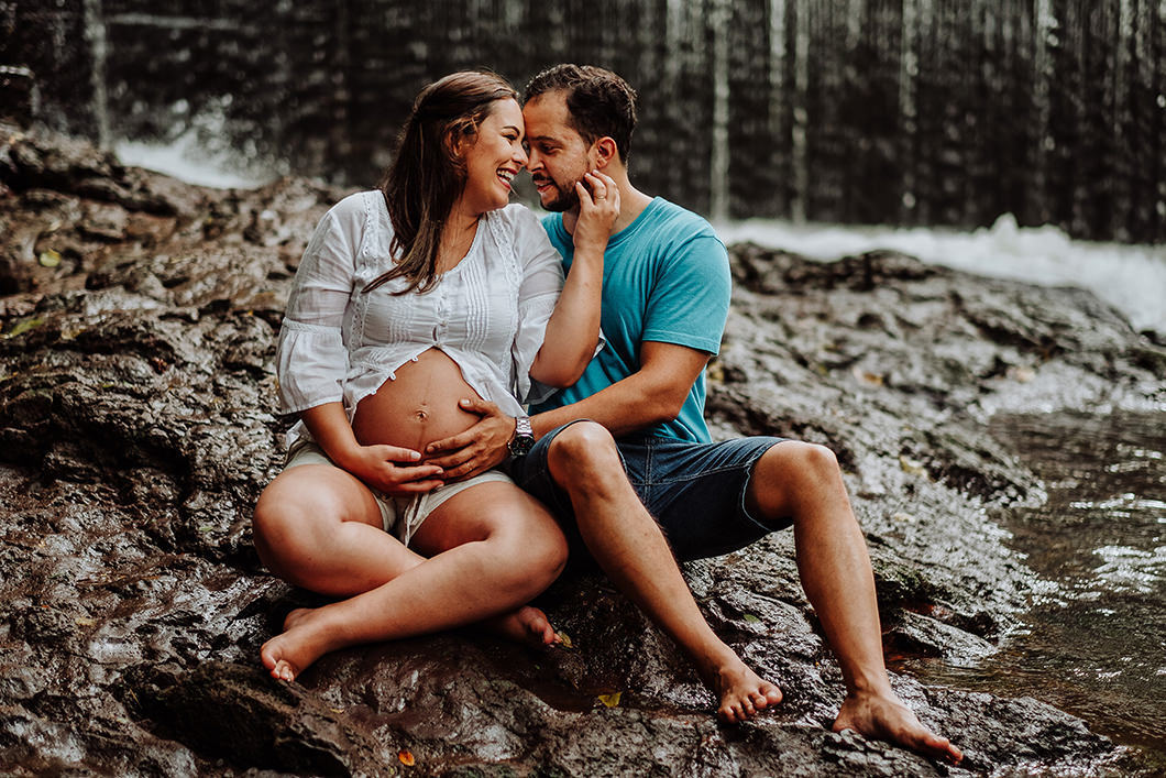 fotos de casal de gravidos feita na natureza