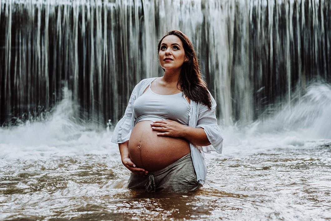 ensaio de gestante pelo fotografo Rickardo Andrade ensaio em uma cachoeira 