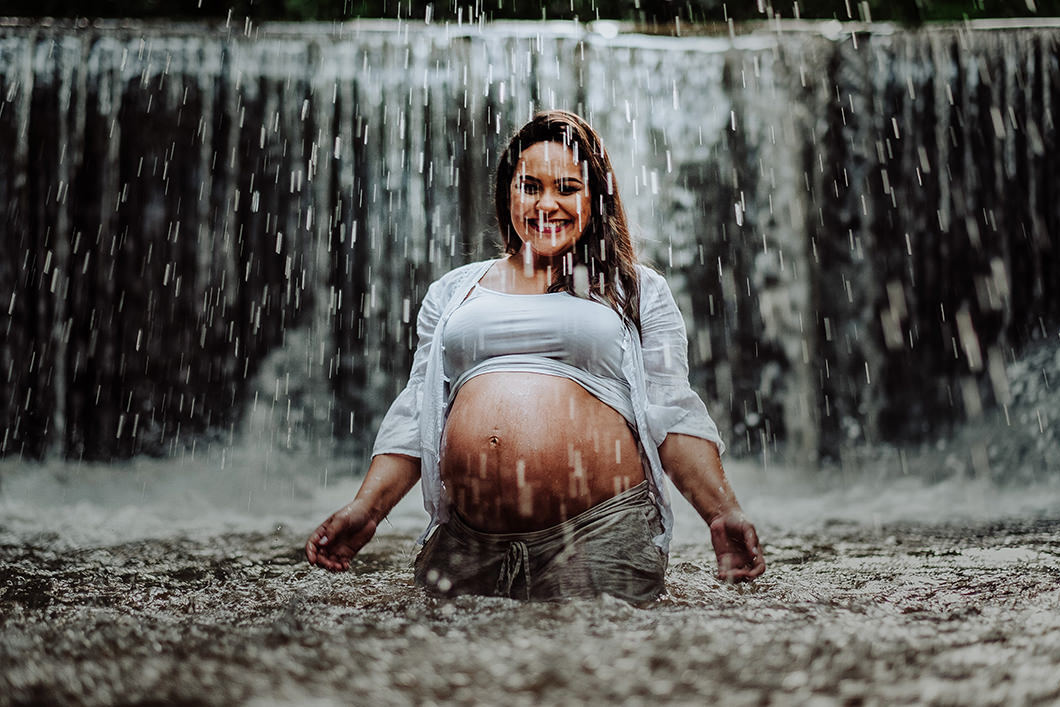 fotografia de gestante foto divertida na cachoeira 