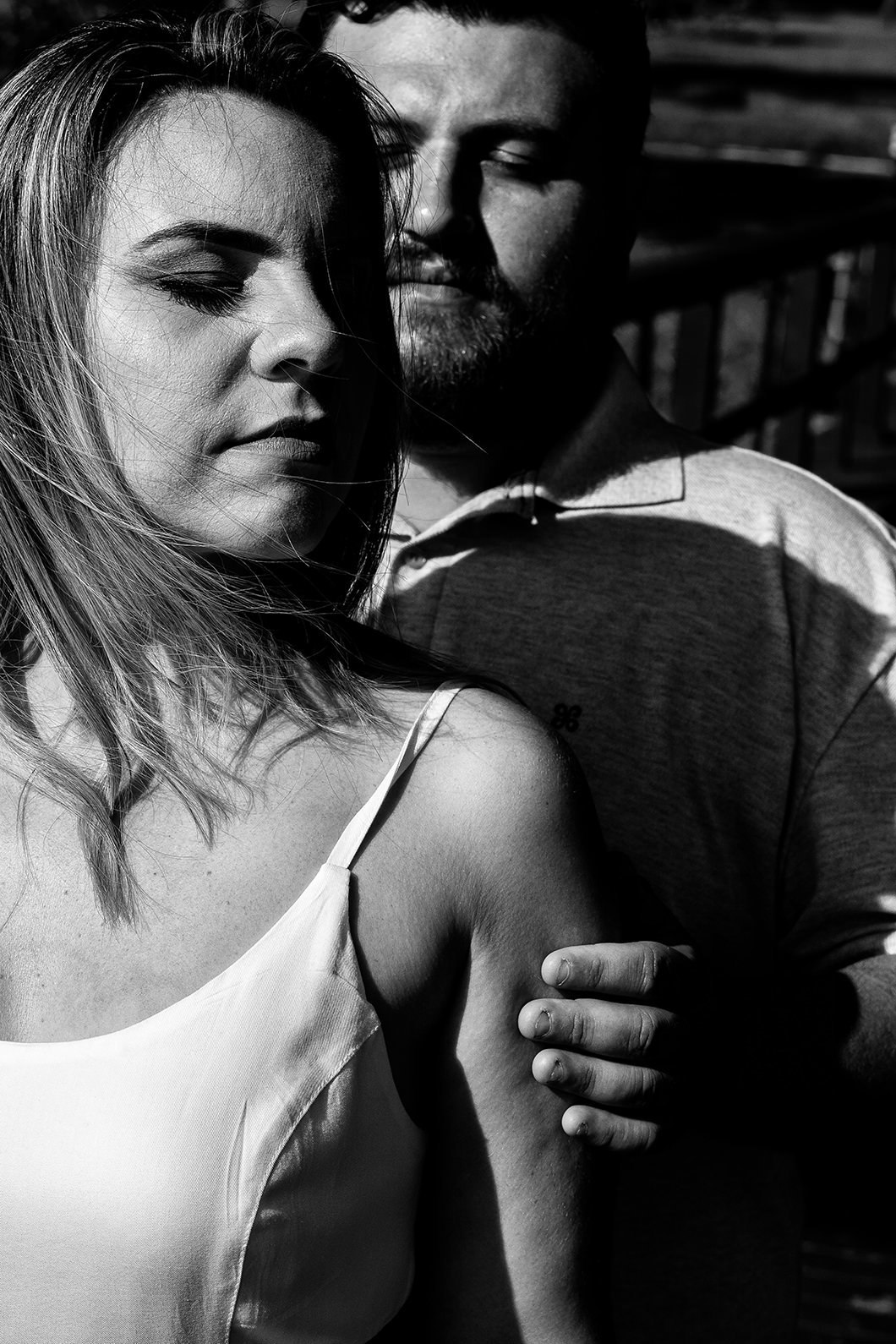 ensaio de casal  com foto clouse do casal trocando carinhos