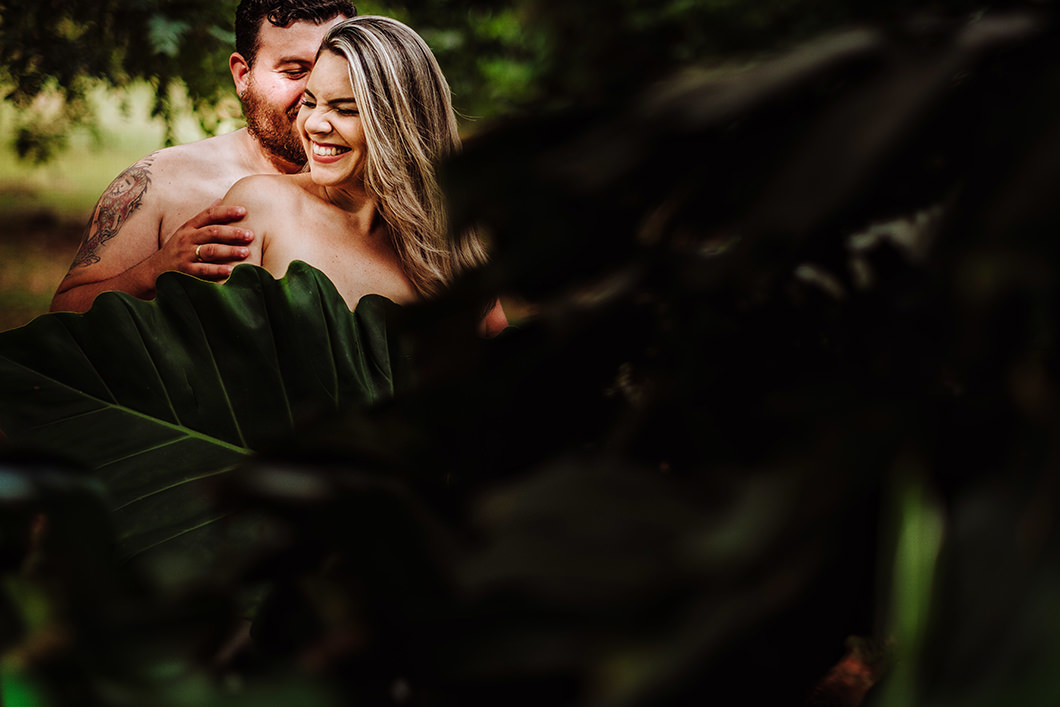 ensaio de casal com  foto divertida de casal pelo  fotografo de casamento Rickardo Andrade