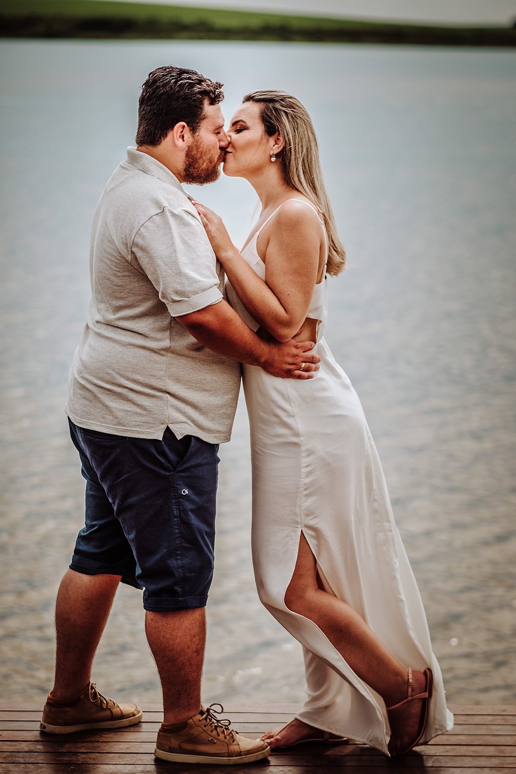 pré wedding foto romantica de casal namorando durante ensaio 