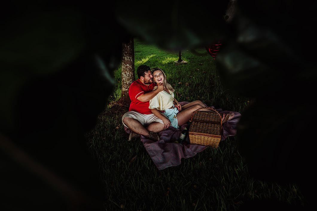 pré wedding fotos romanticas do casal namorando na árvore pelo  fotografo de casamento Rickardo Andrade