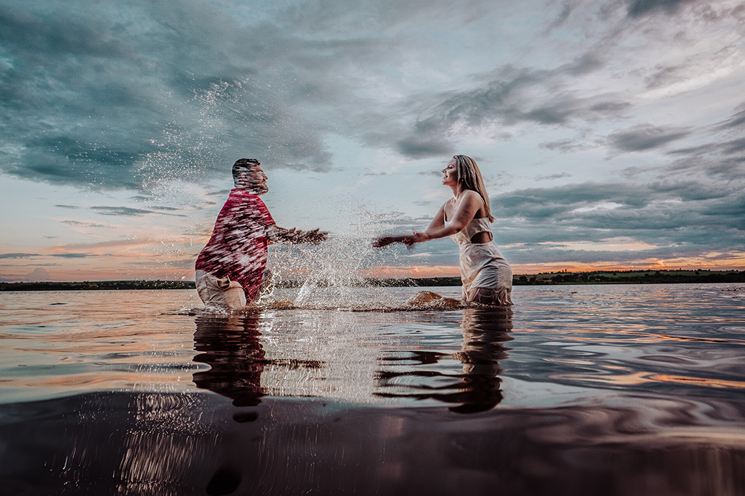 pré wedding foot divertida de casal brincando com a aguá