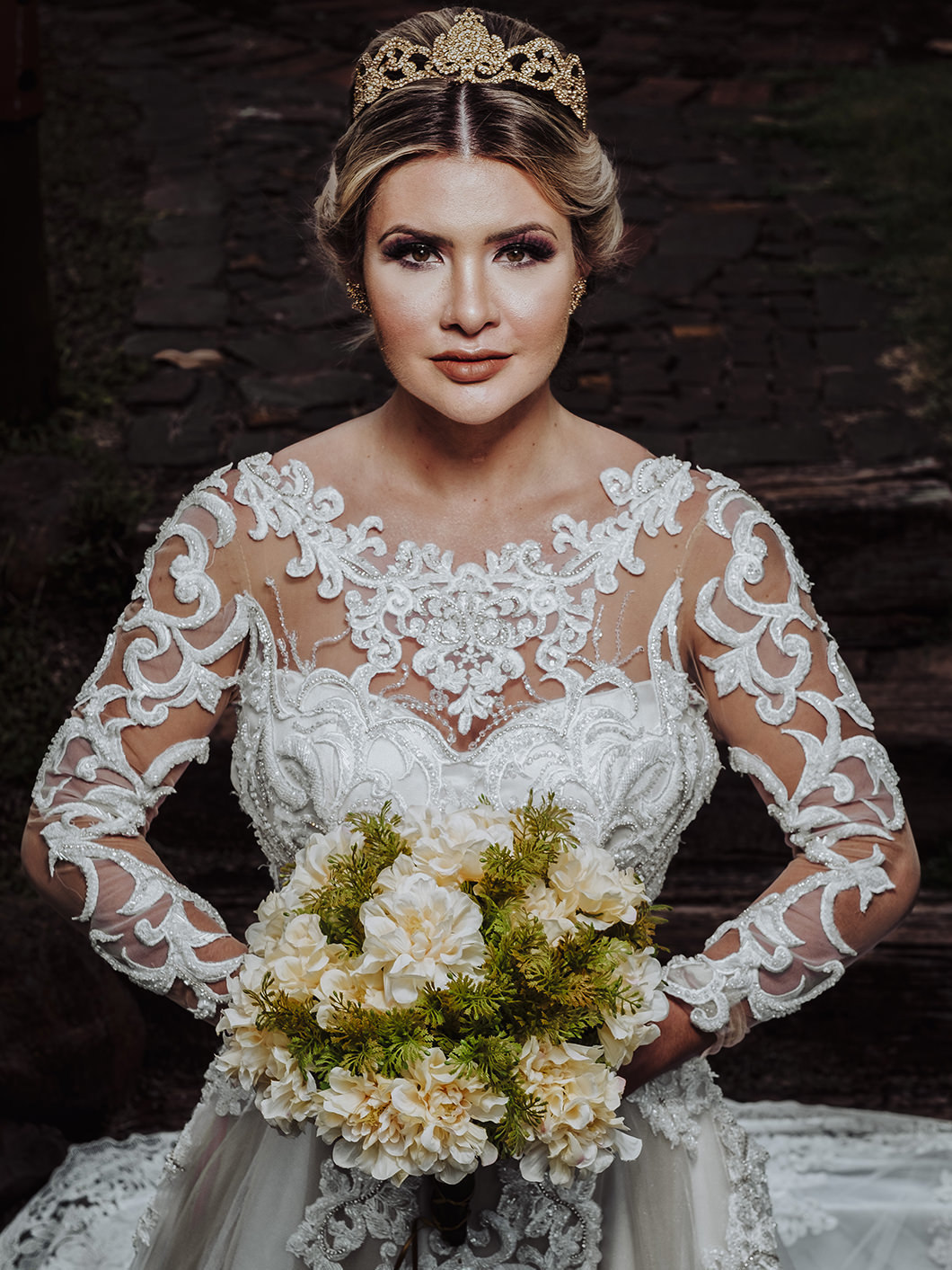 Fotografia da noiva pronta para entrar na igreja editorial para estilista Nilda Santana em MAringá-PR