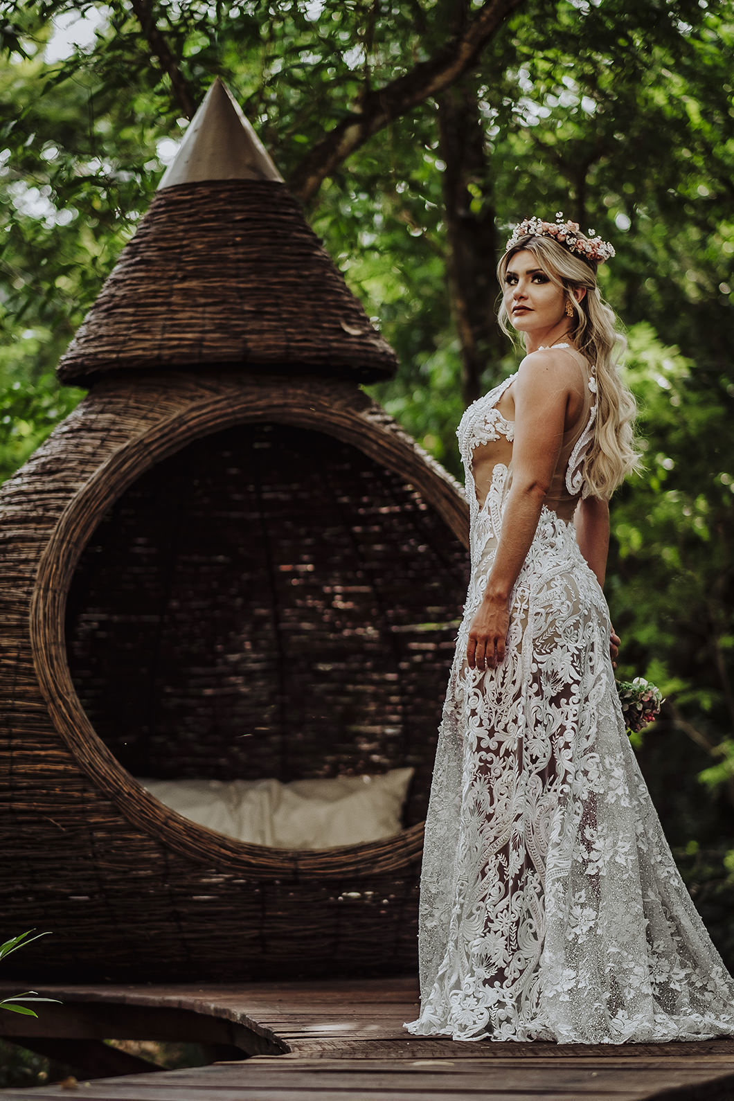 Editorial de Noiva  com lindo vestido rendado para casamento no campo