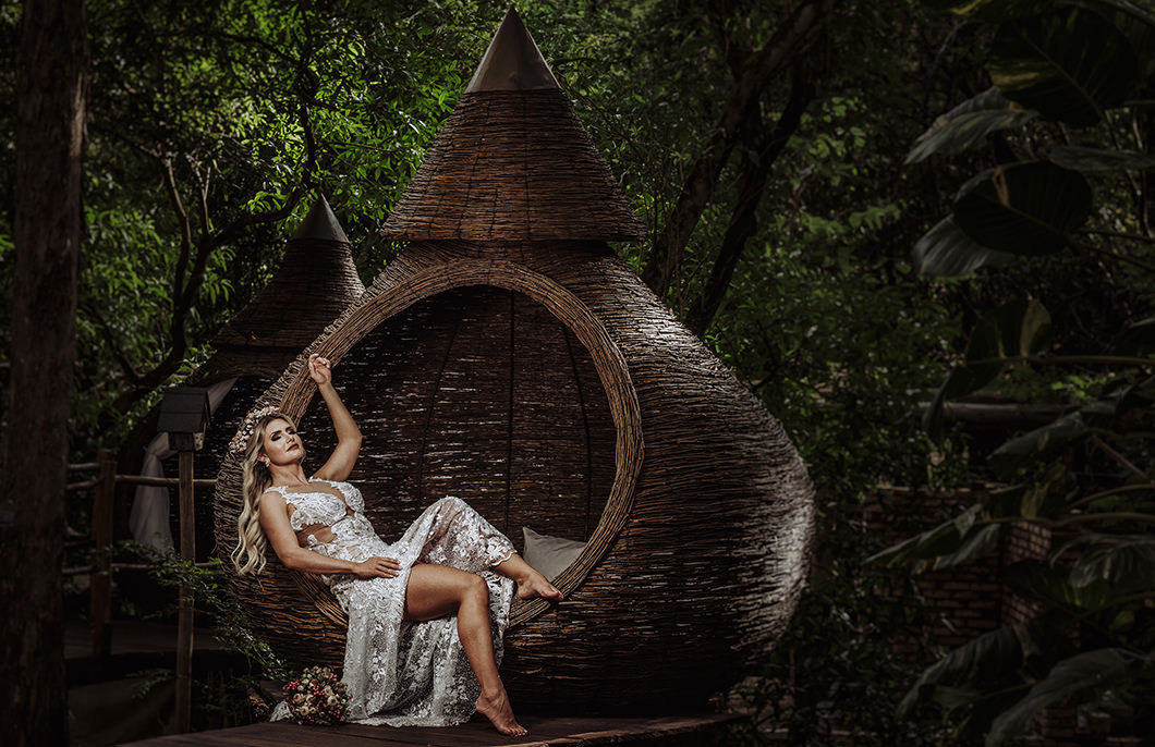 Editorial de Noiva com belas fotos da noiva usando vestido rendado em Maringá-PR